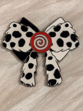Loungefly Disney Villains Cruella De Vil Character Bow Enamel Pin Exclusive 2023